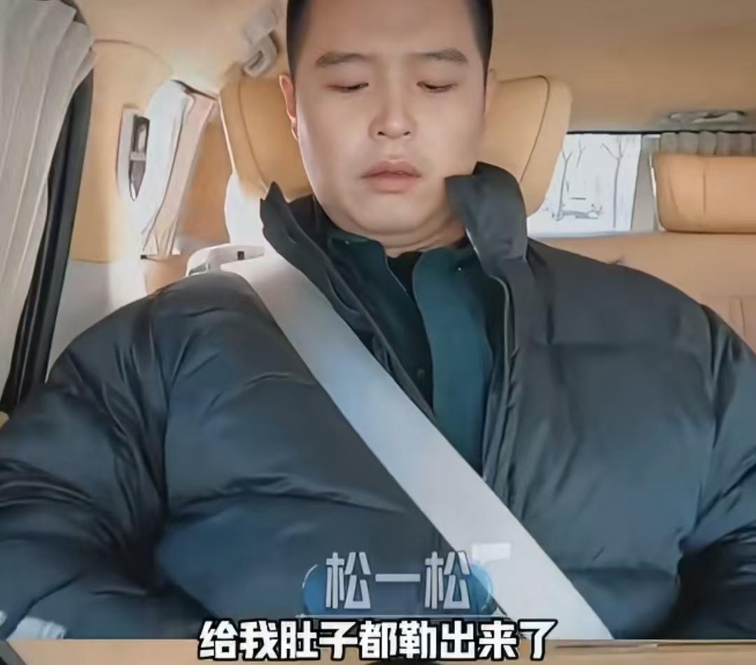 马頔狡辩自己的肚子是穿羽绒服显得，李纯调侃他是年画娃娃！
马頔：“给我肚子都勒出
