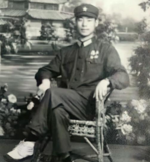 1984年初，王仁先随部队驻训云南麻栗坡，与房东、已婚的瑶族女子阿岩发生感情，被
