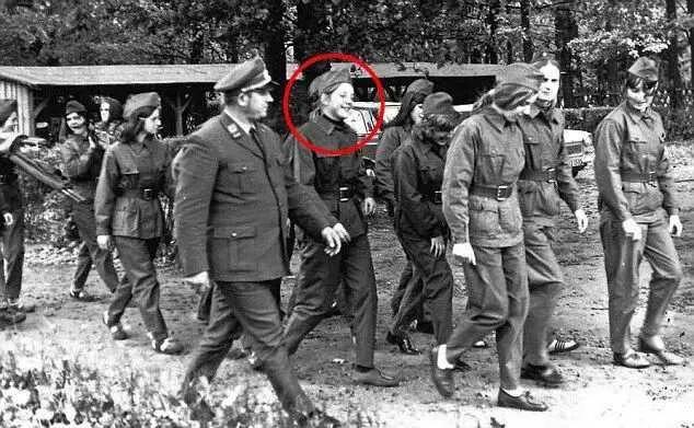 1972年，17岁的默克尔。当时的默克尔是东德女兵，谁能想到，在东德和西德统一后