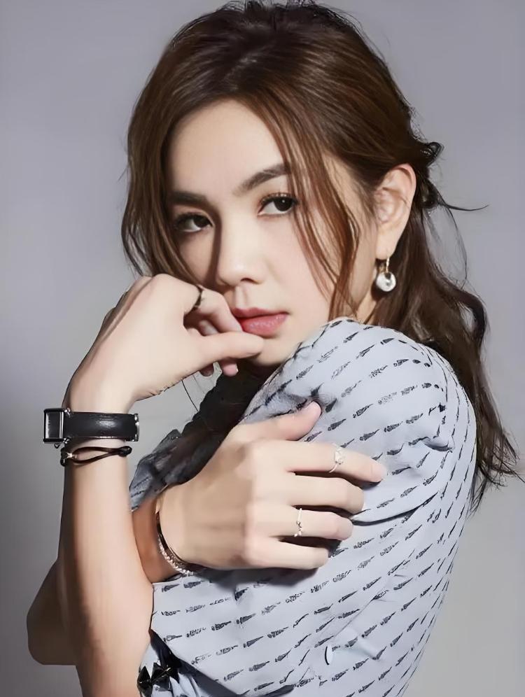 44岁的Ella在演唱会现场，当着几万人面，直接表演“真空滚胃”，肚子凹进去，肋