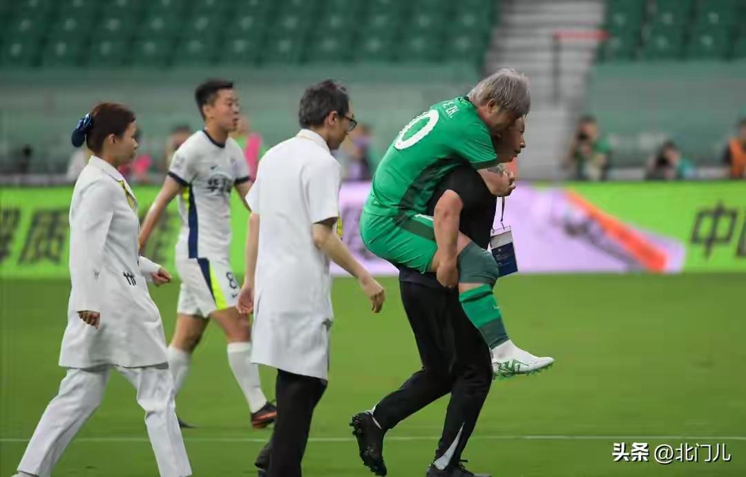 国安队虽然是今晚战胜了武汉三镇，但是却一点也高兴不起来，比赛结果是达到预期了，顺