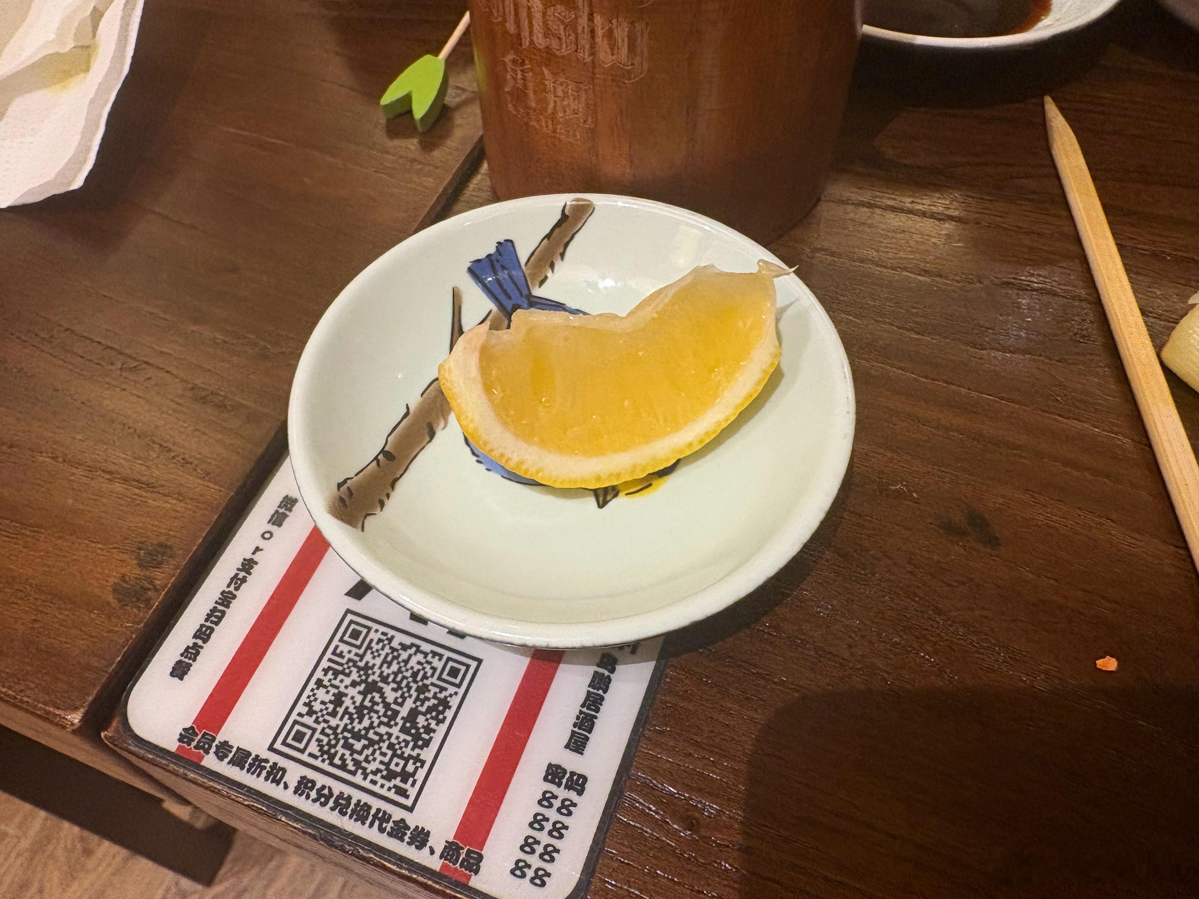 江秋灬 ：铁神这个好甜啊你尝一个（其实是柠檬，我以为是橙子嗦了一口发现特别酸于是