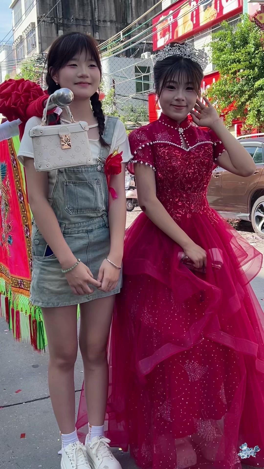 【同安善堂营标旗姐妹花】👭同安善堂营标旗上的潮汕女孩，谁能分清谁是姐姐谁是妹妹
