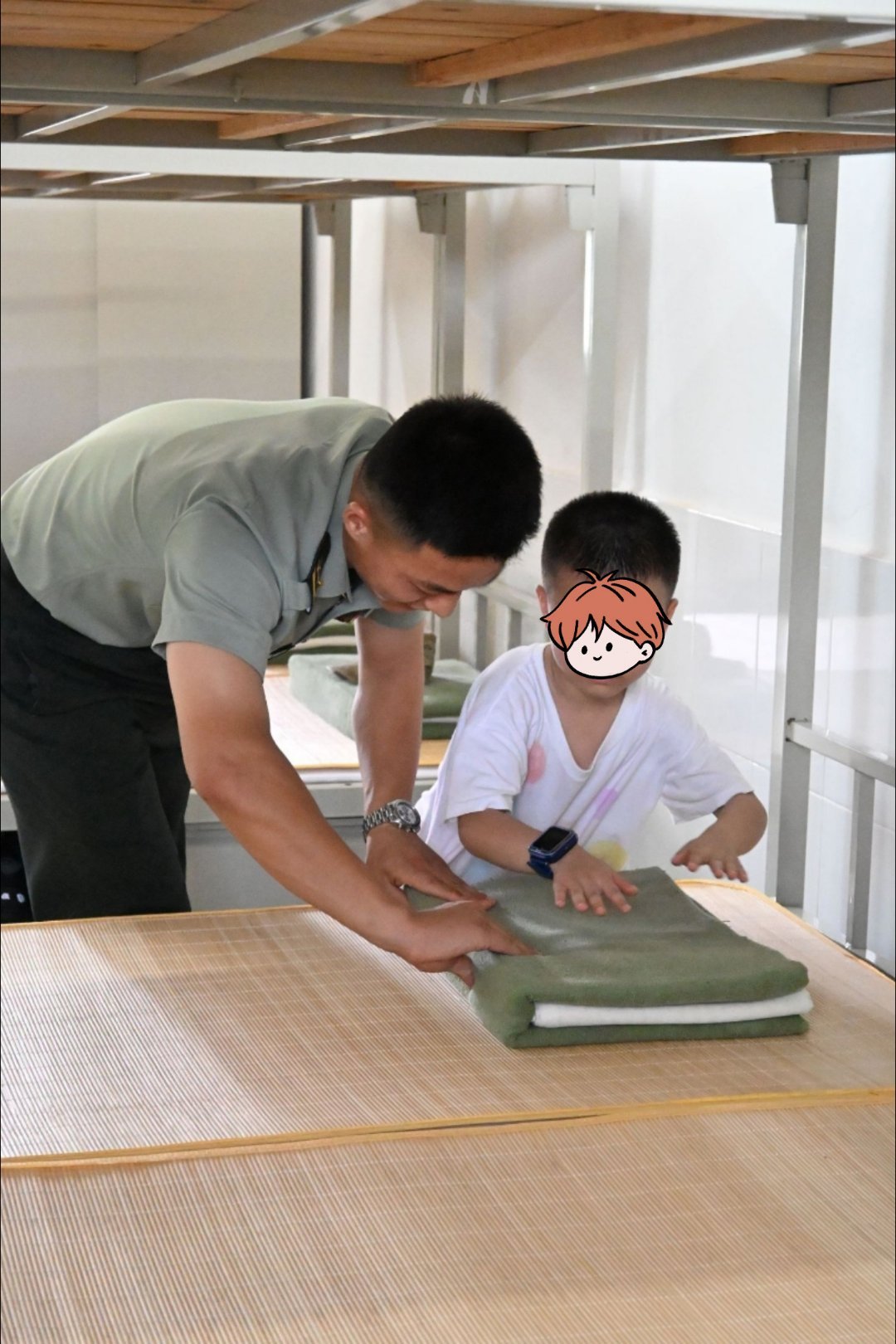 超认真！跟解放军叔叔学习叠“豆腐块”