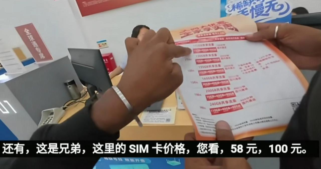 两位从磨丁入境云南磨憨的印度背包客，节俭是真的节俭：坐公交没有付费，想两人共用一