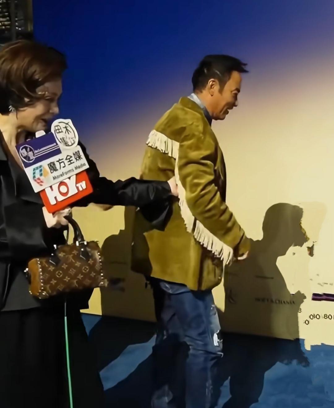 70岁任达华出席活动不慎摔倒，眼镜都被甩飞了
11月22日，78岁的任达华在出席