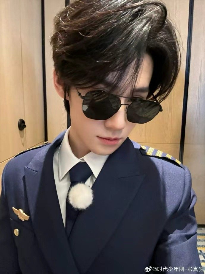 张真源制服机长造型张真源有白月光杀回来的悸动了 张真源有白月光杀回来的悸动了，张