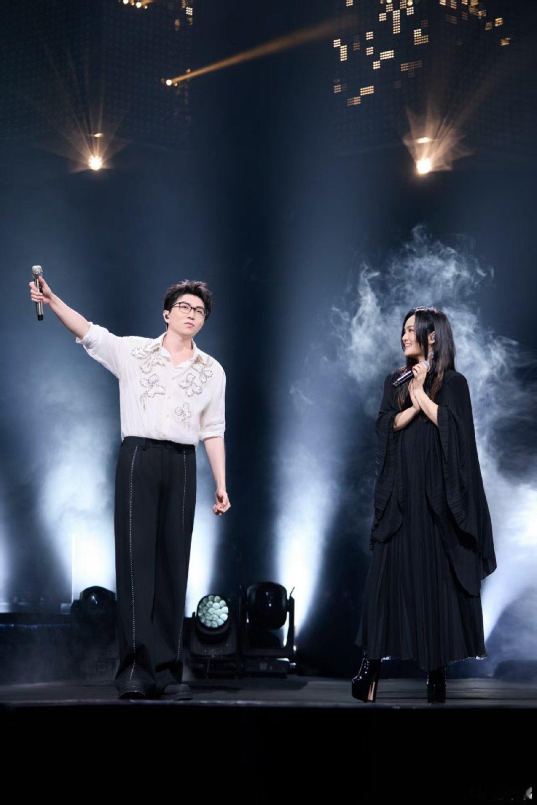 毛不易感谢徐佳莹 毛不易今晚的幸福就是徐佳莹来当他的演唱会嘉宾啦毛不易说徐佳莹的