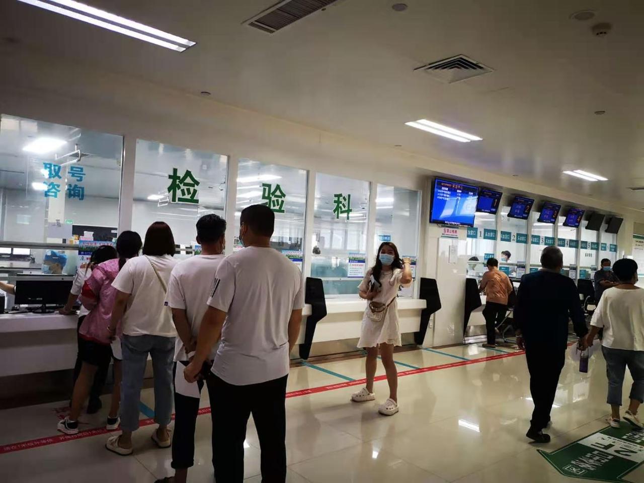 医生年薪绑定职称，诊疗效率受影响，百姓就医医院发展皆受波及。

提起医生的收入，