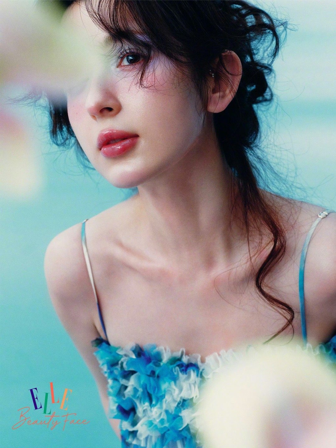 哈妮克孜把春天画在脸上哈妮克孜完全花仙子杏粉雾甜柔、橘黄棕灵动、蓝雾紫清冽，三色