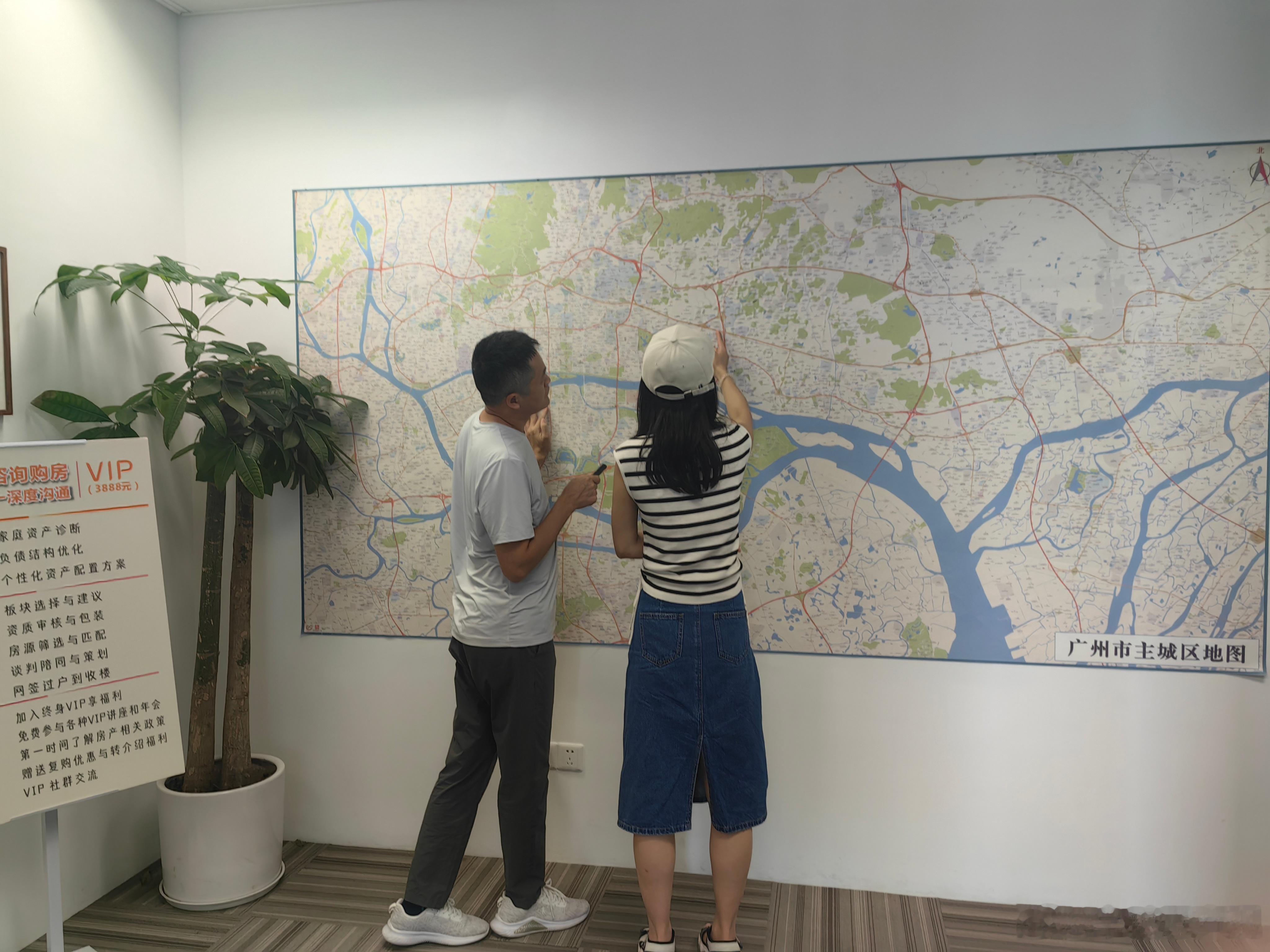一个买过两套豪宅的小伙伴跟我说，他们生意圈子里的人赚到钱了都会给自己配置一套顶豪