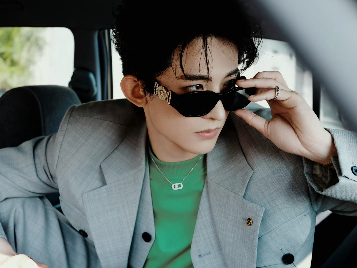 看见常华森的脸一点气都生不动了还在为灰衣服绿内搭而瞠目结舌，但是常华森这张脸还是