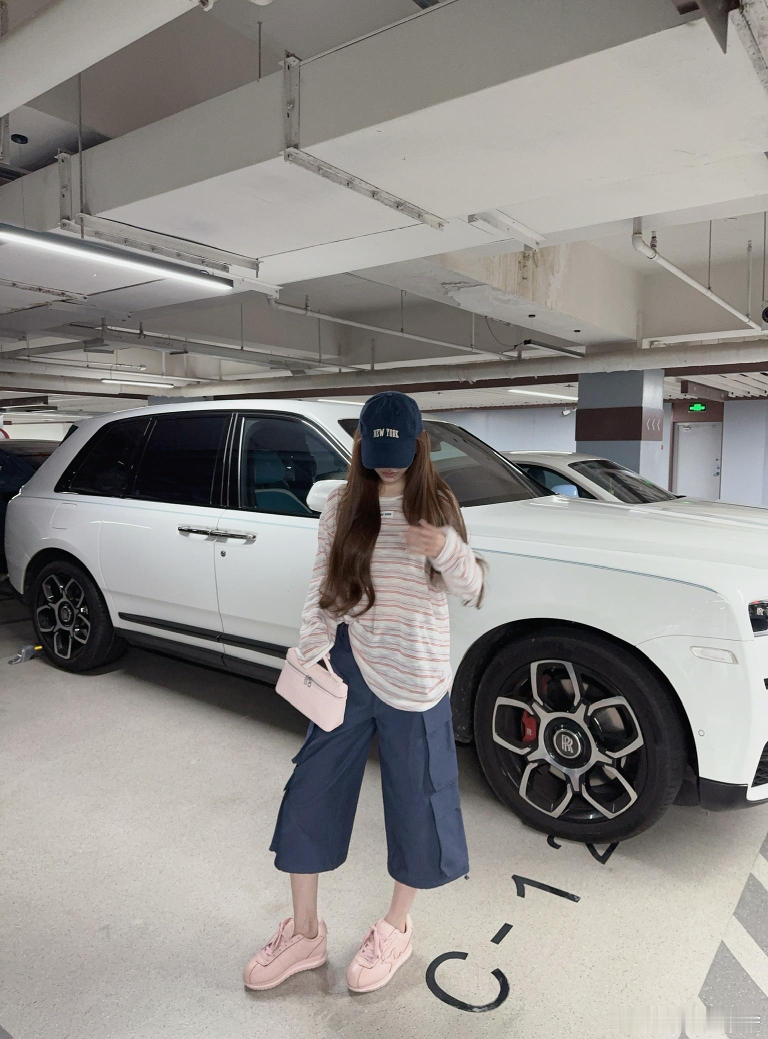 Miu子条纹三个搭配你们喜欢哪个呀呀呀！！！咱们明晚八点啵啵间不见不散咯！！！别