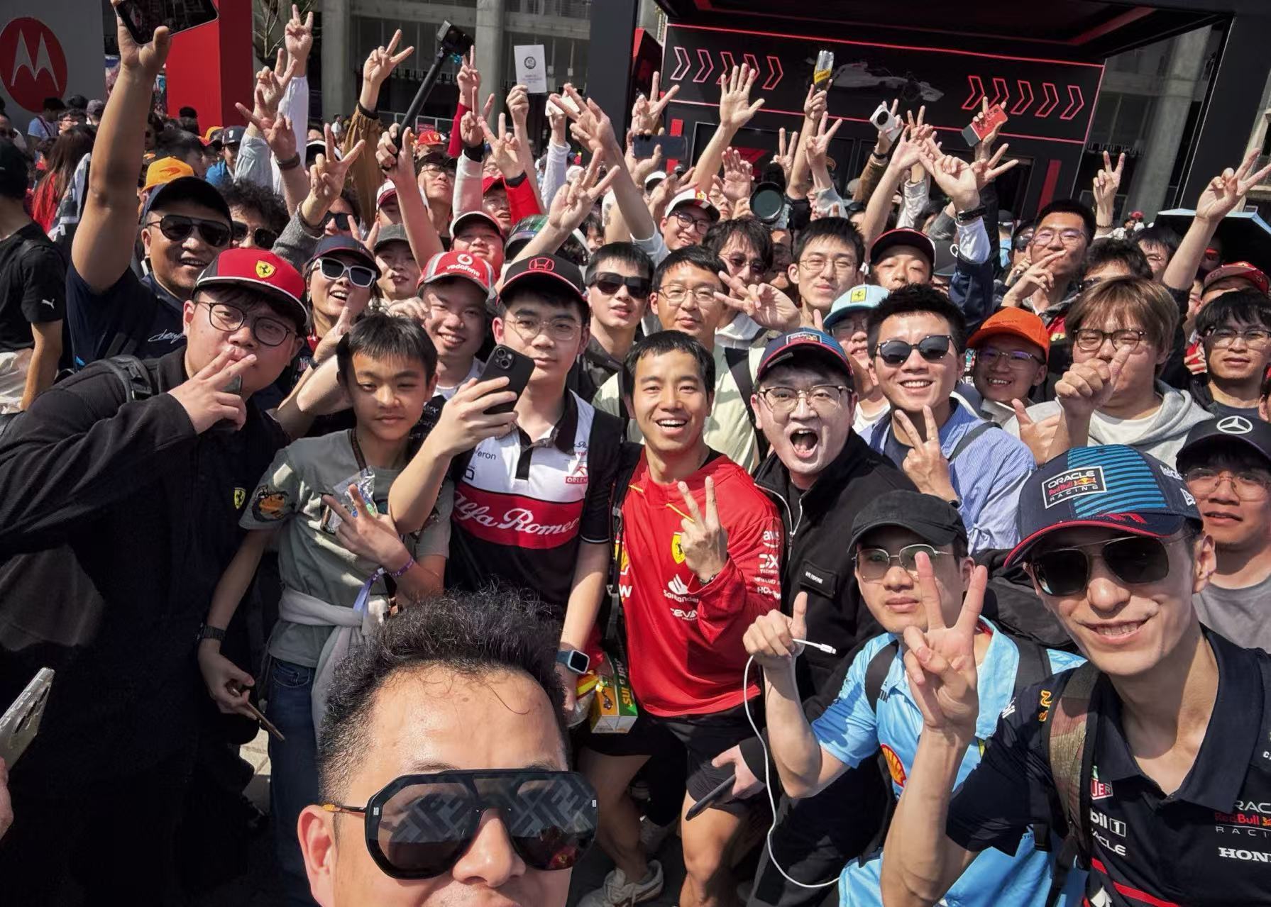 今年F1赛道继续面基！咱们周日「10:00-10:15」约在前场商贸区风火轮展台