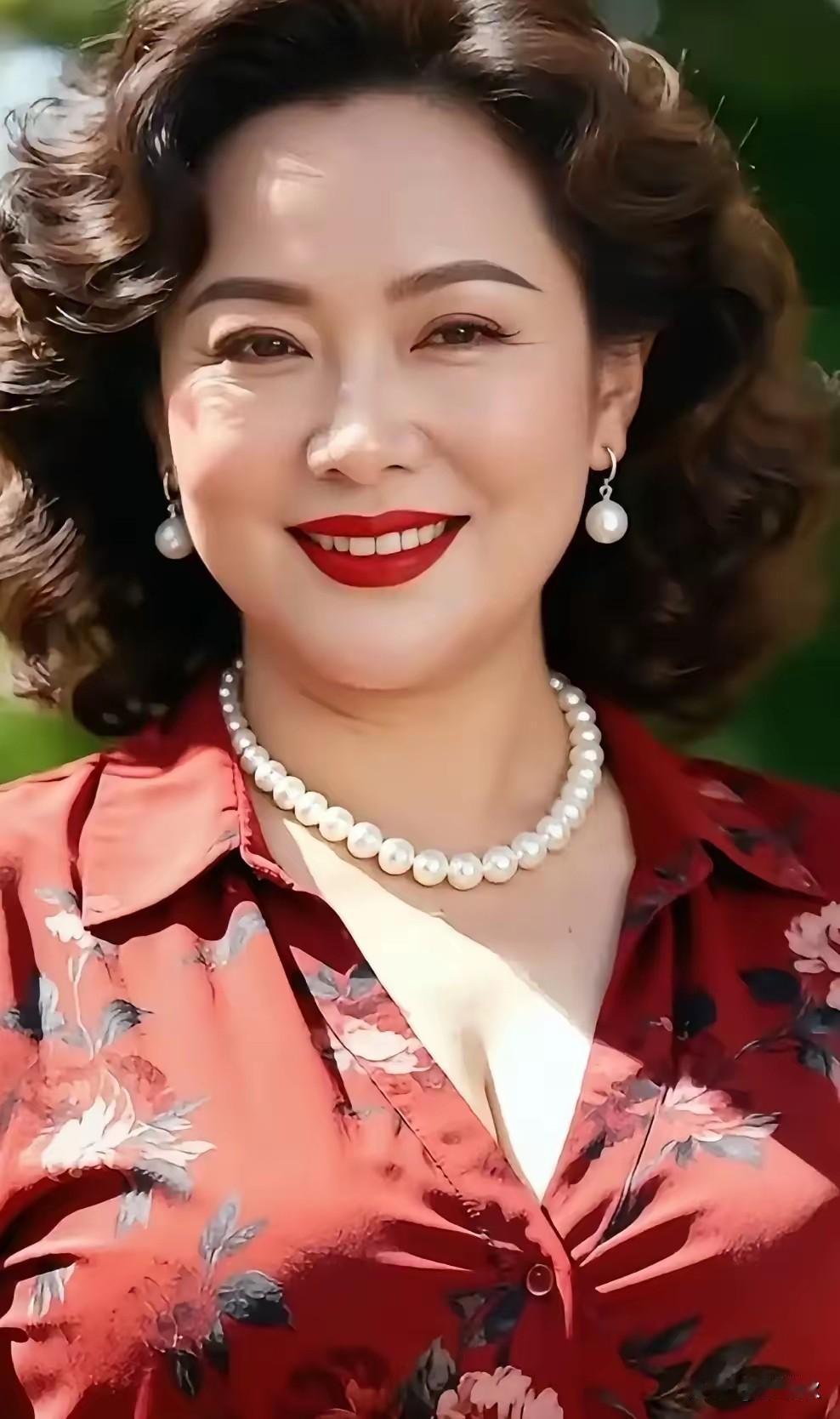 本来颜值一枝花
扮作银发老阿妈
皱纹画脸装沧桑
演技不行心发慌