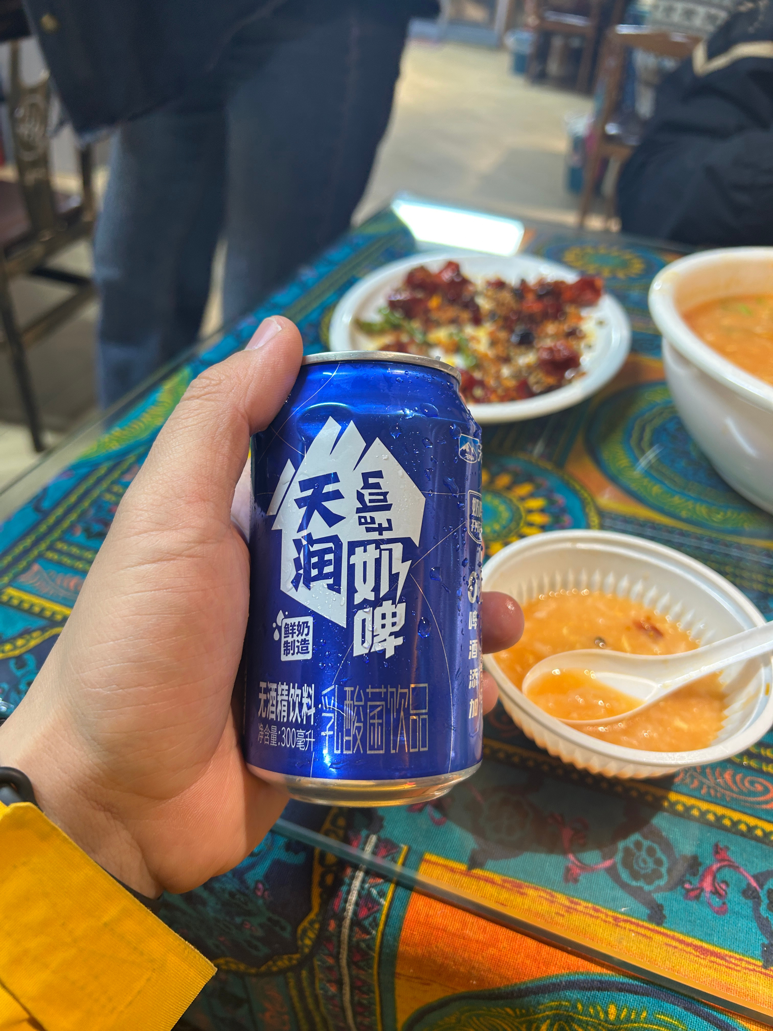 在这儿想喝冰饮料很简单，出门扔雪里，一会就冰了，又快又冰！ 