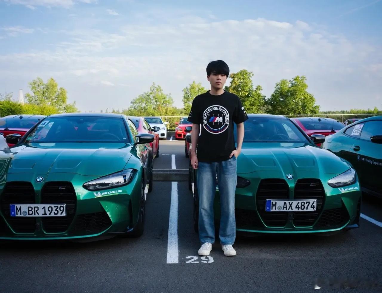 Lwx打卡德国BMW博物馆并分享照片：“来！带你们逛逛德国的BMW博物馆，顺便看