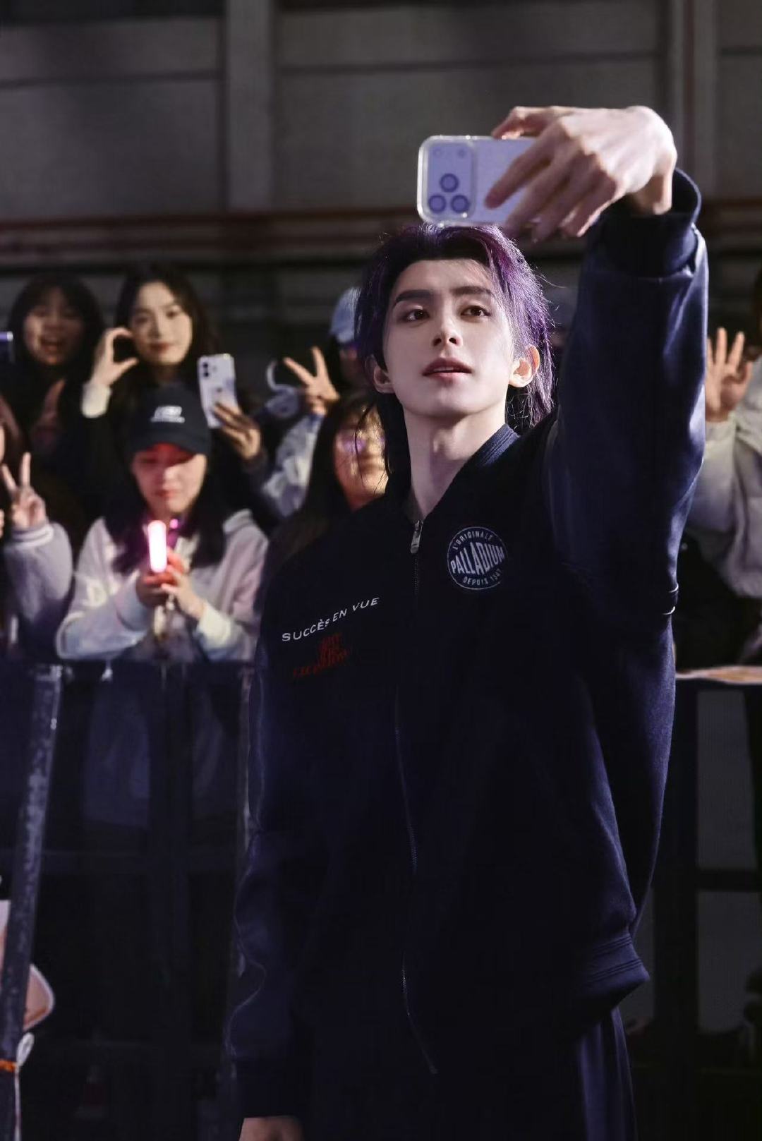 敖瑞鹏不二之臣杀青捧花照敖瑞鹏和粉丝大合照 敖瑞鹏不二之臣杀青捧花照，还和现场粉