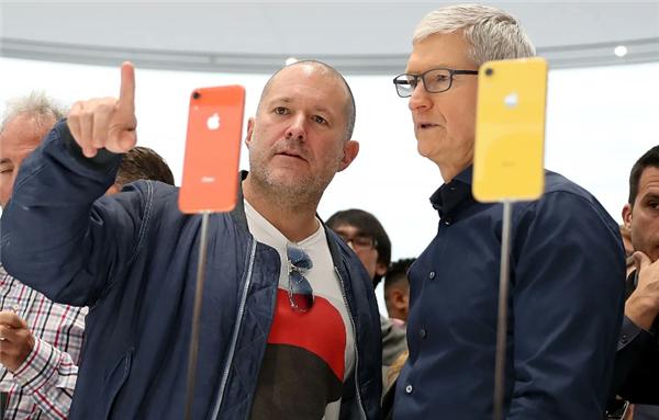 呵，这哪是发布AI音箱，分明是OpenAI给全人类递来的一副“精神手铐”。

家