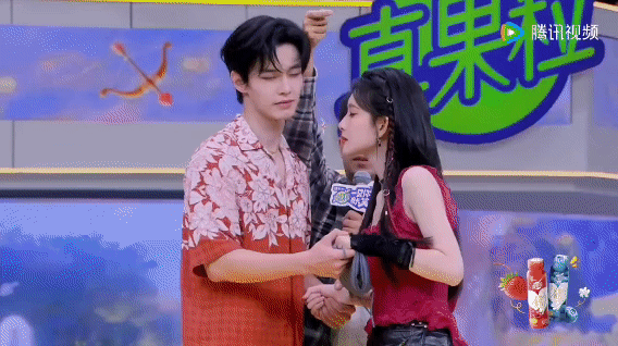 孟子义何与用嘴叼同一枝花两个人麦真大[笑cry]，三搭这次总不会再扑了吧[dog