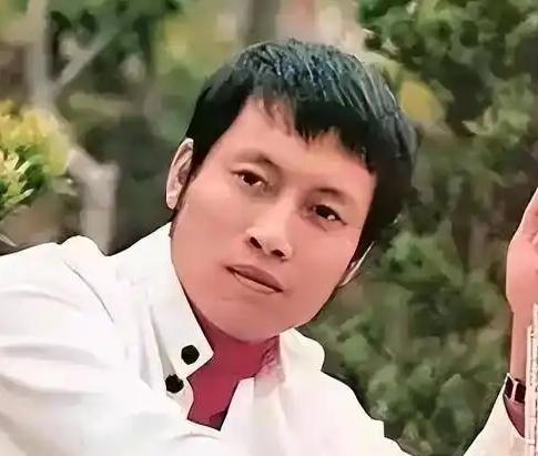 岳华，本名梁乐华，1942年7月14日出生于上海，祖籍广东中山，中国香港资深影视