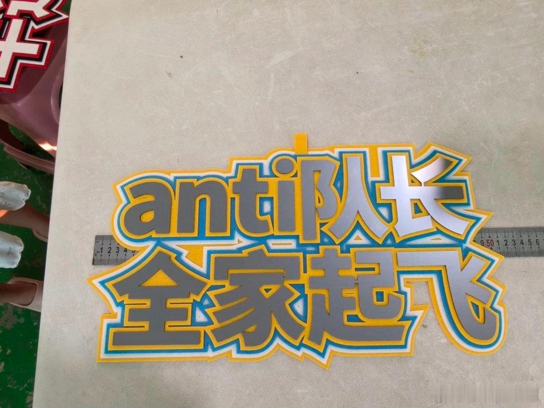 刚刚上车产婆给我让位置他肯定看见我的队长了哈哈哈哈哈哈 