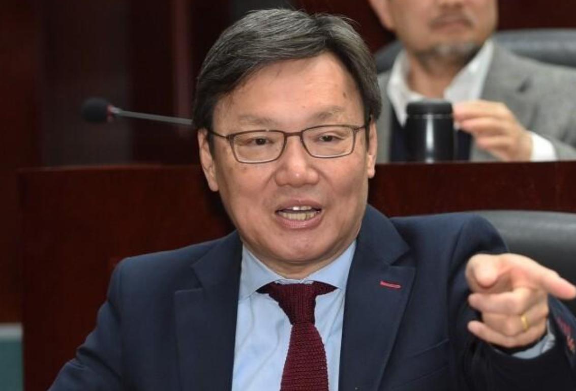 郑丽文访问团新增成员：“九二共识”一词创造者苏起！ 
 
不得不说，郑丽文是绝顶