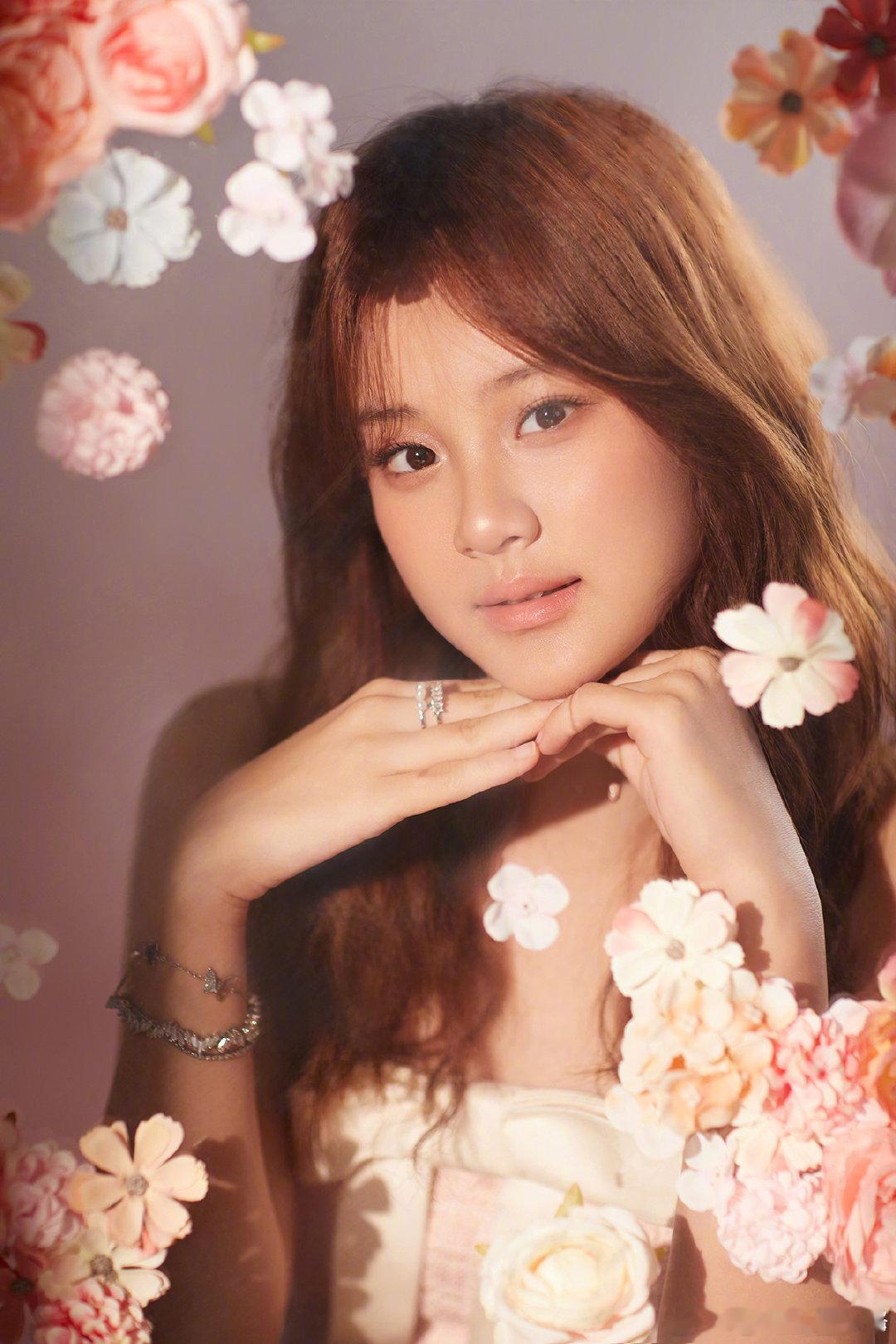 李小璐晒照为甜馨庆生 谁被李小璐的生日祝福破防了！！从分析问题的少女到探索世界的