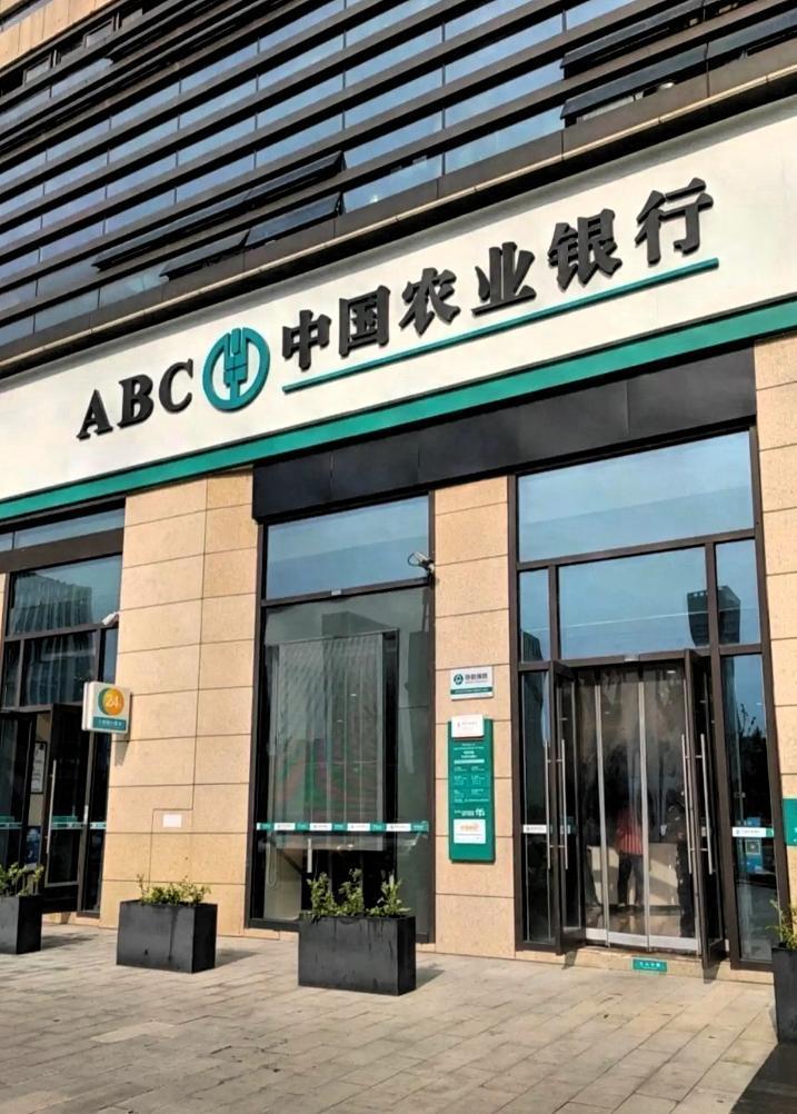 提醒大家一句，
元旦节假期一过，
赶紧去趟银行！

经常去银行办大额现金业务的朋