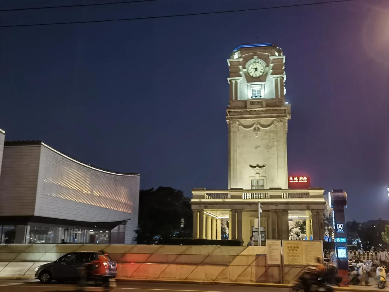 夜色降临，到老北京天桥市民文化广场散步，看到高大复建的四面钟，仿佛把人带回老天桥