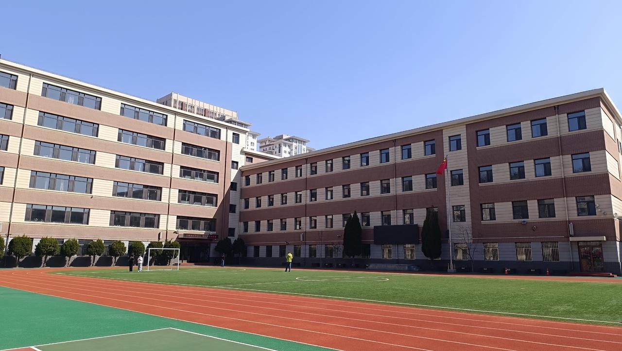 很多年没在周末这样被要求几点去到哪了，懒散惯了，怕忘，周三四通知的，我们设定了周