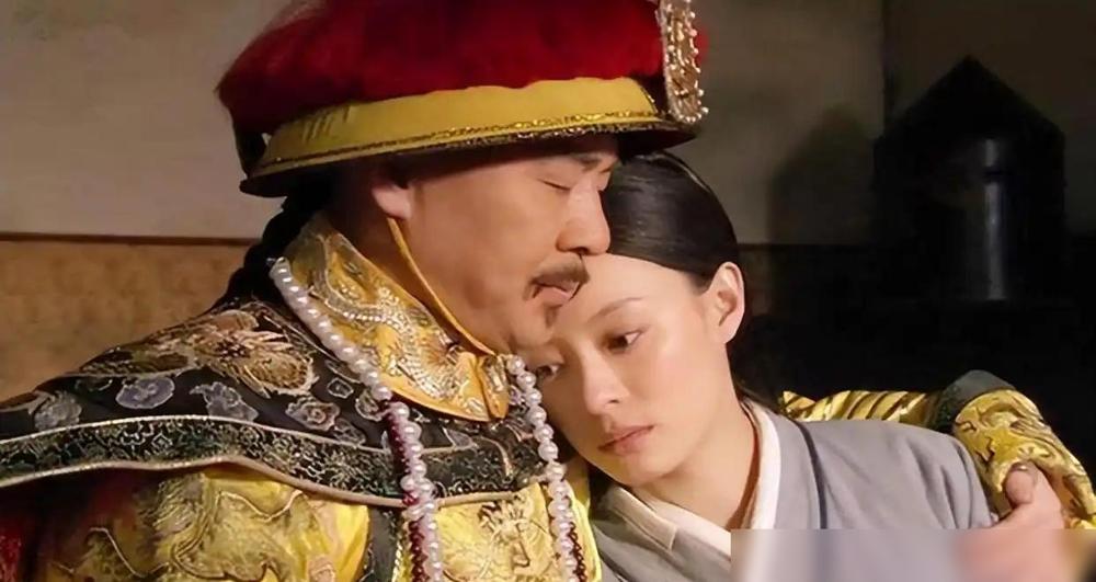 流朱撞向刀尖断气那会儿，浣碧脸上连个水花都没有。别急着骂她冷血，编剧早就把底牌掀