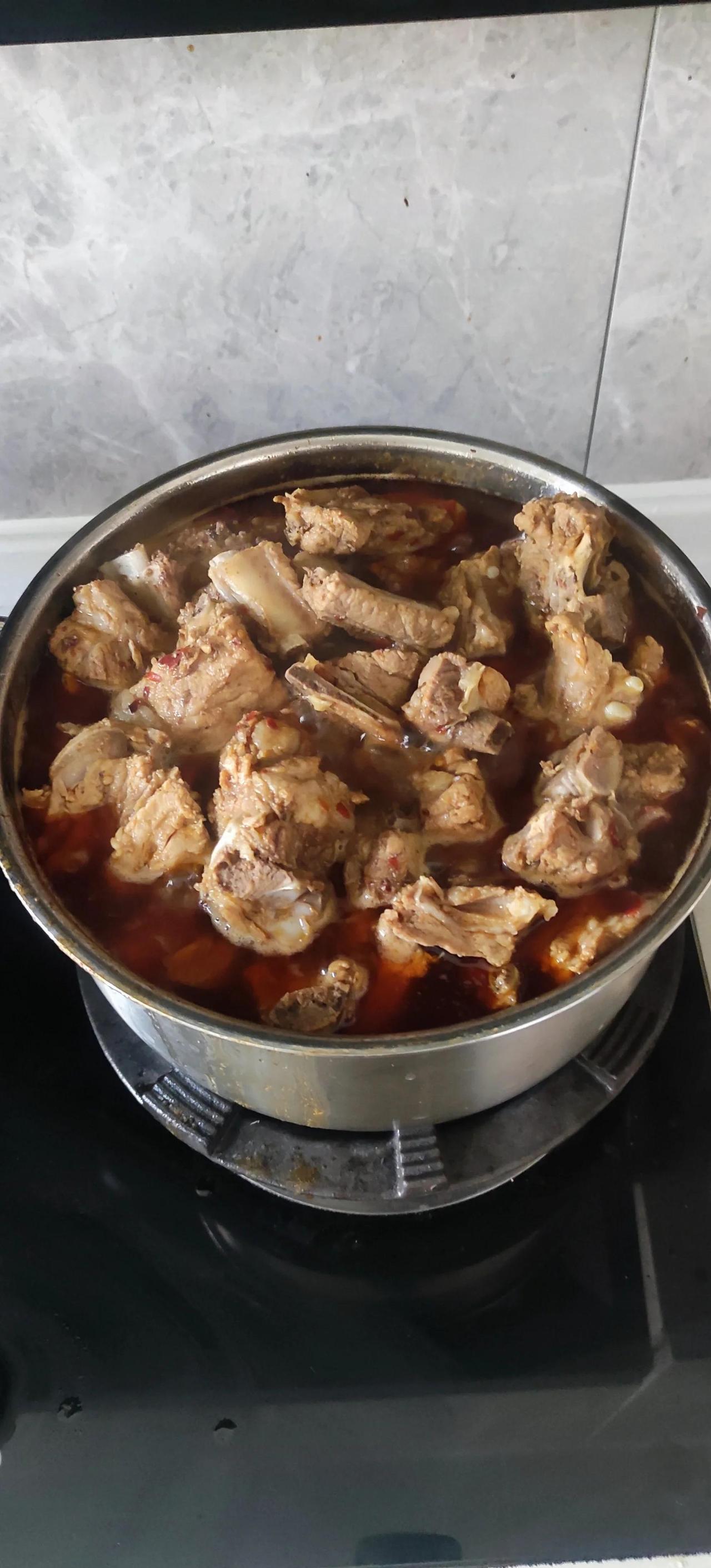 鞋柜上永远有双我爸的老布鞋，跟我的运动鞋挤在一起，乱乱的但踏实。
 
还有客厅那