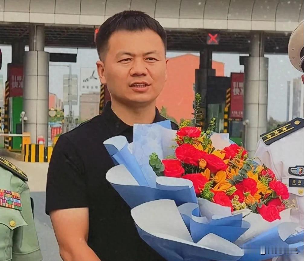 白眼狼！现役军人张伟舍命连救5人，住ICU命悬一线，村民夹道欢迎，美女排队表白，