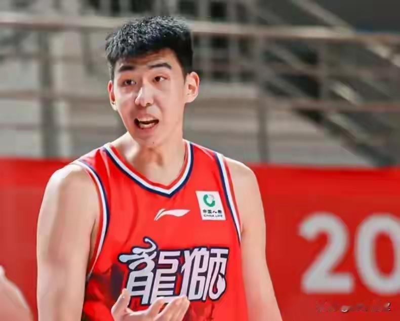 今晚去支持徐昕、陈国豪所在的广州龙狮队。
虽然深圳马可波罗打得更流畅、实力更强，