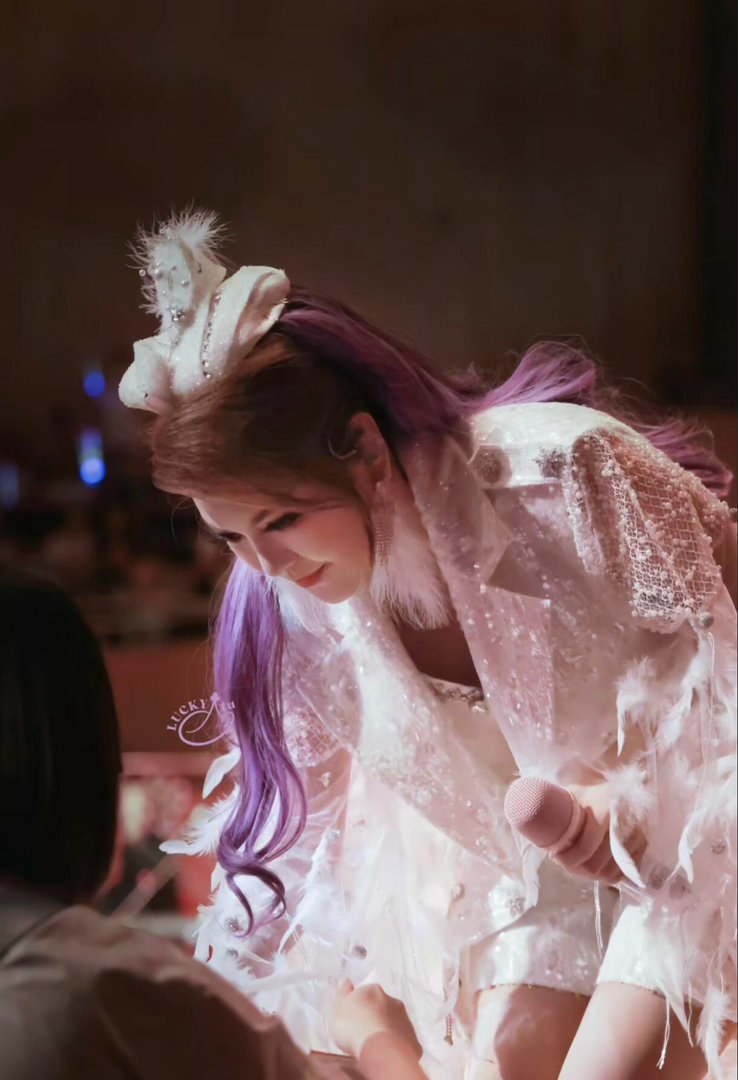 随橙想乌兰图雅在乘风又唱又跳 别人唱歌是表演，乌兰图雅唱歌是带着全场跑。草原节奏