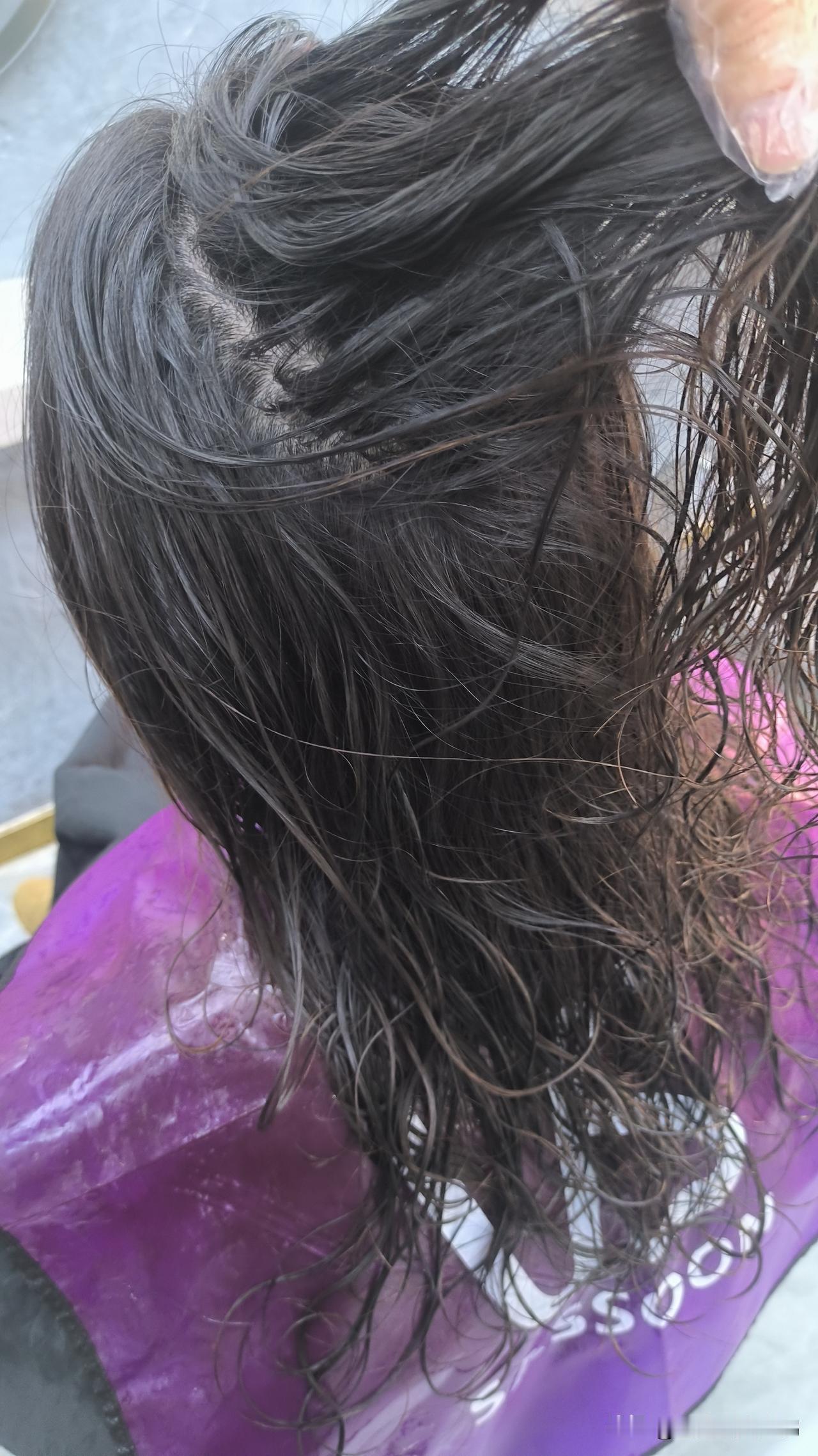 今天有个顾客拿着自己买的染膏，让我帮她加工，她头发有点长，问我们加工多少钱？我说