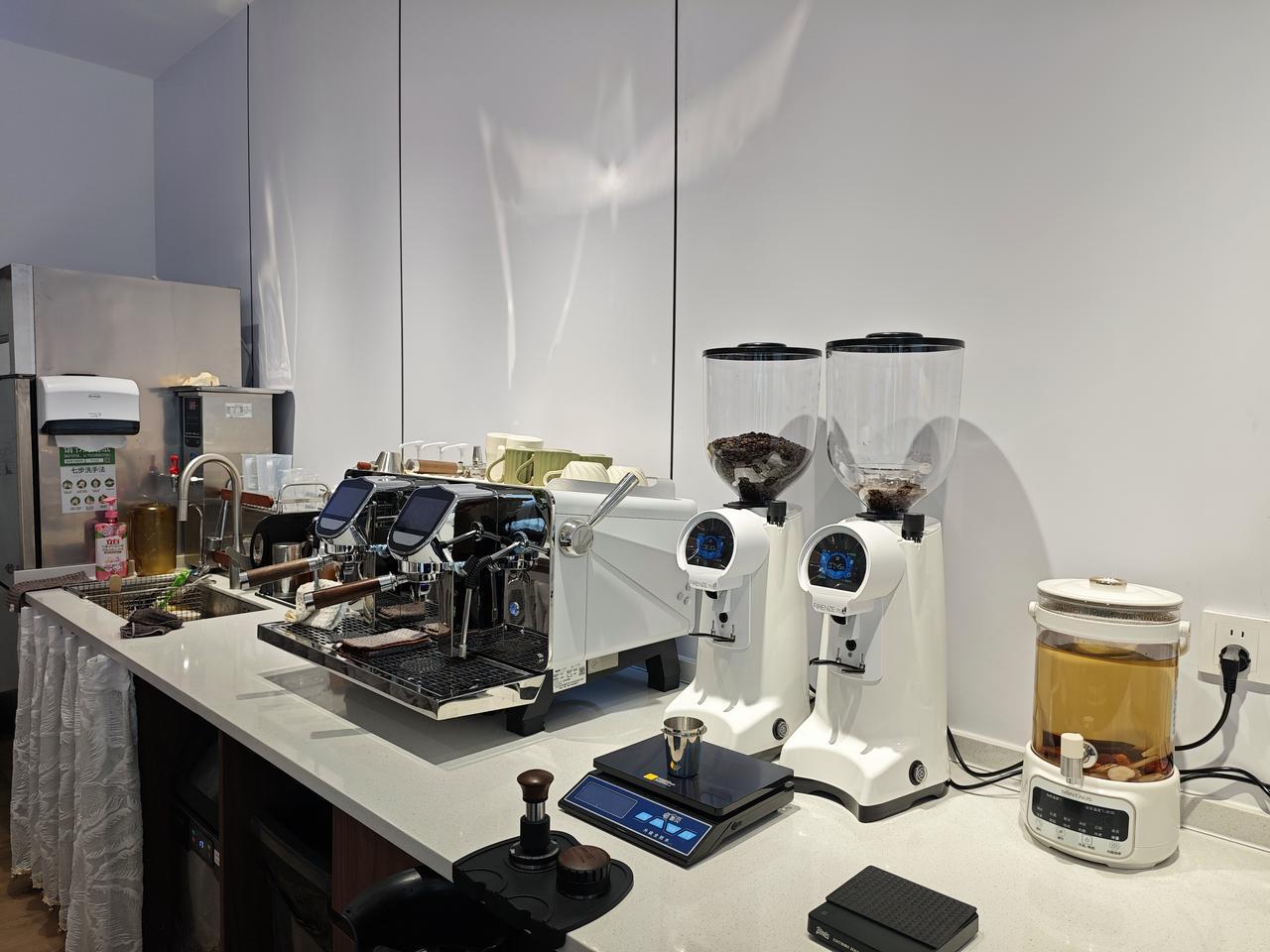 打卡烟台本地宝藏休闲好去处
砺光咖啡·茶空间·自习室
​美味咖啡，茶，甜点
​关