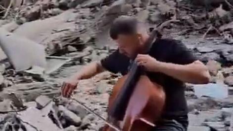 黎巴嫩男子用大提琴演奏辛德勒主题曲，揭示了3个现实。
1.废墟中的演奏者选择了这