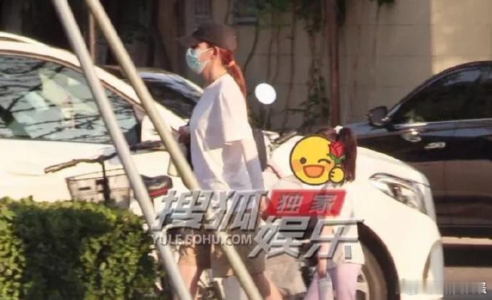 热依扎女儿5岁了热依扎带5岁女儿散步 近日，有八卦媒体拍到带女儿散步，五岁的小姑