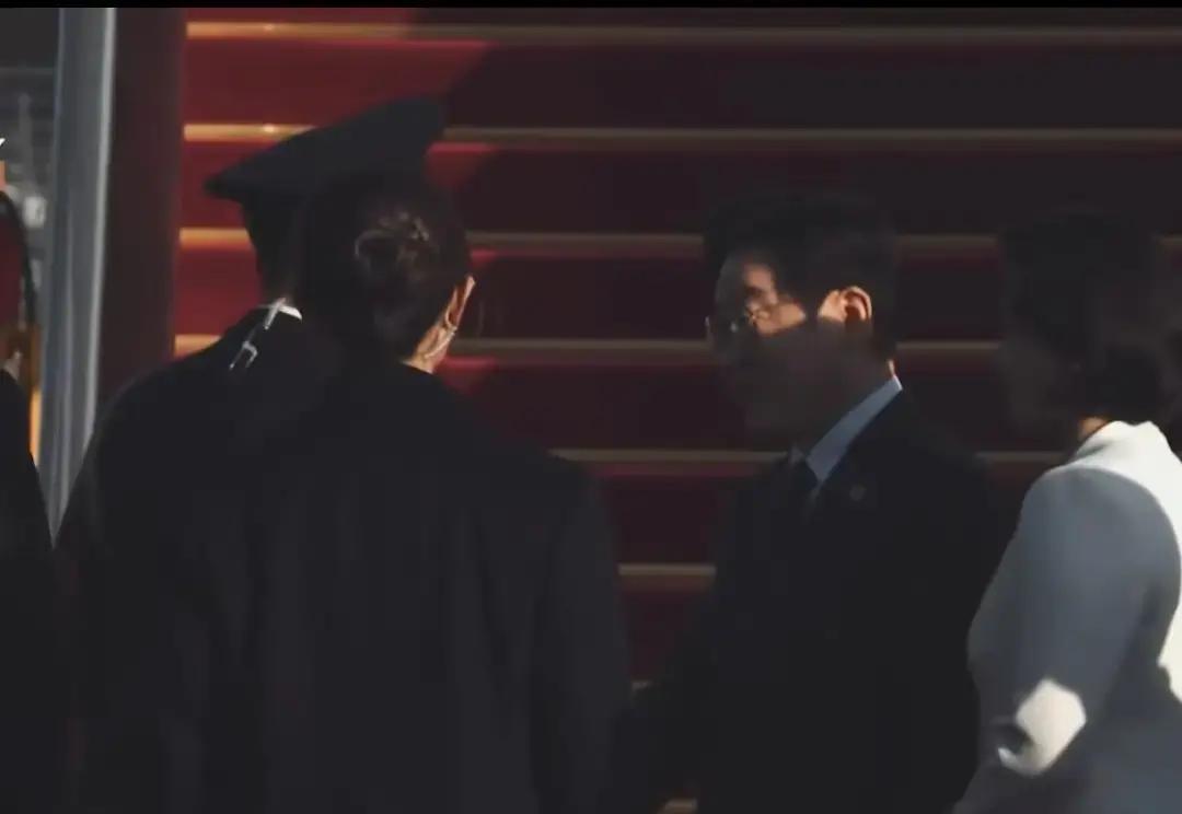 军人给李在明开车门，一秒全网刷屏
 
那天是7月，北京37℃，李在明登机前突然转