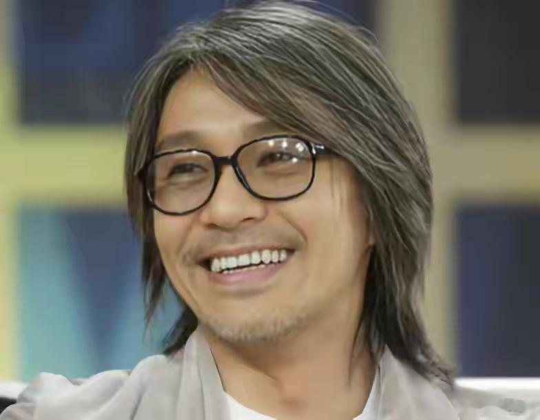 1.星爷的新电影，素颜男歌手的女朋友也去客串了，是素颜托关系把她塞进去的，那会女