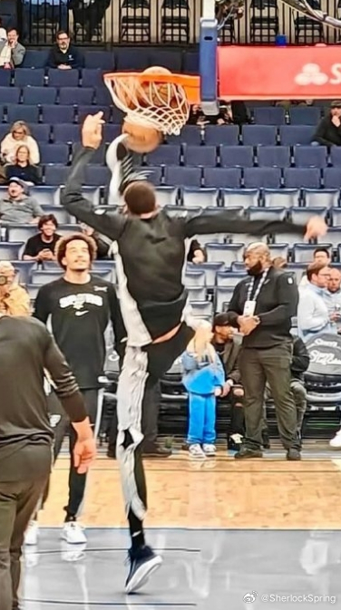 TMD跟鬼一样文班亚马脚踢篮筐圣安东尼奥马刺