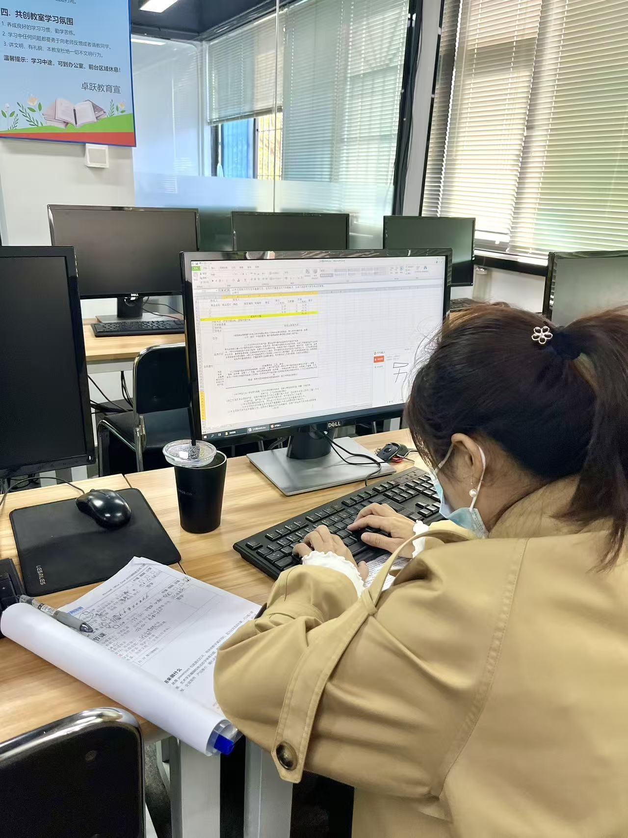 奉劝现在的女孩子，尽量不要干文员的工作，
因为文员的工作就是温水煮青蛙，当你进入