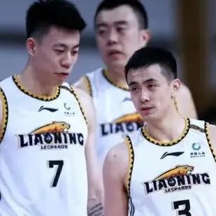 #辽篮8连胜# 百分之百胜率的辽宁男篮让上过《吐槽大会》综艺感满满的杨鸣、郭艾伦