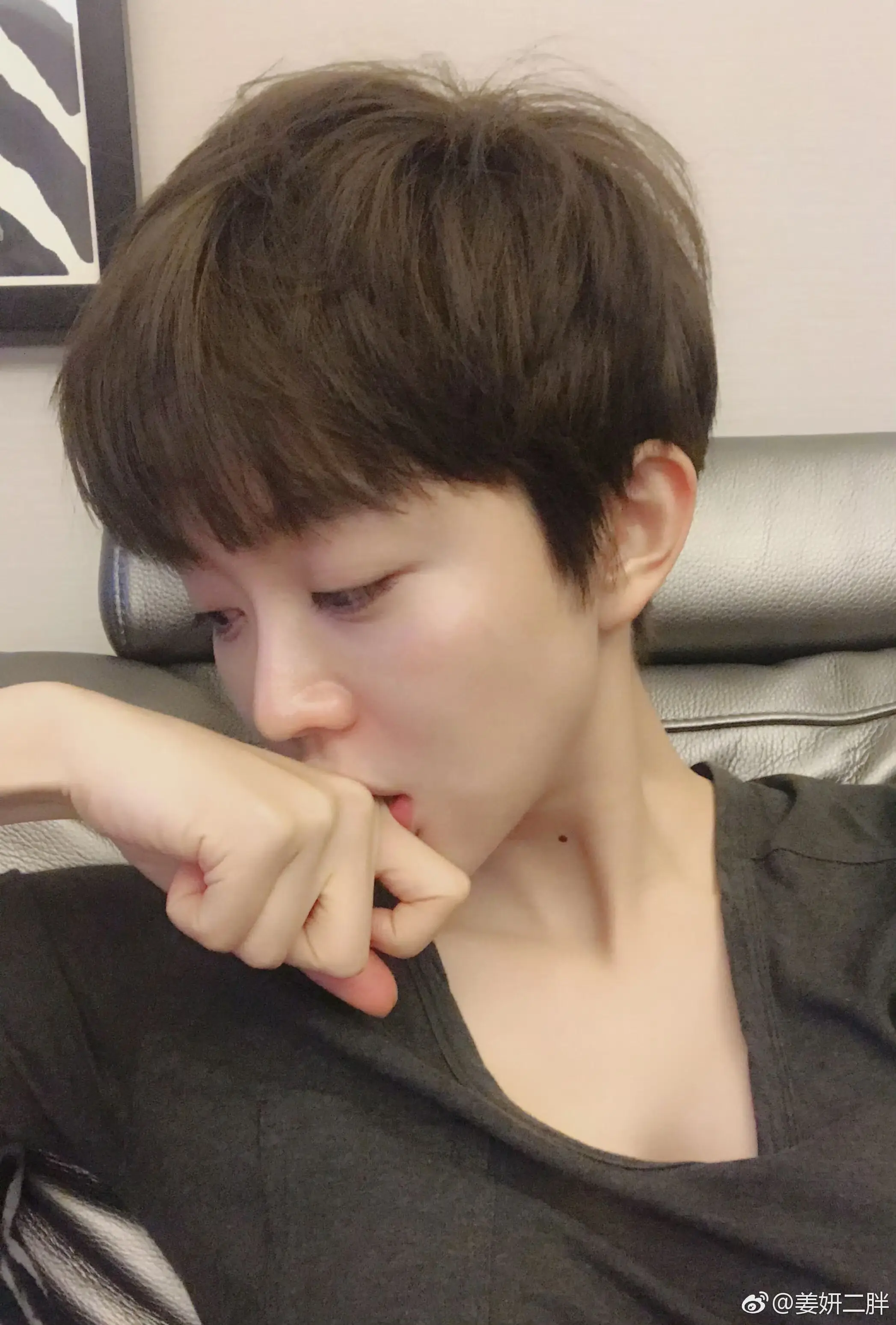 短发的姜妍飒爽英姿。姜妍厨娘天花板