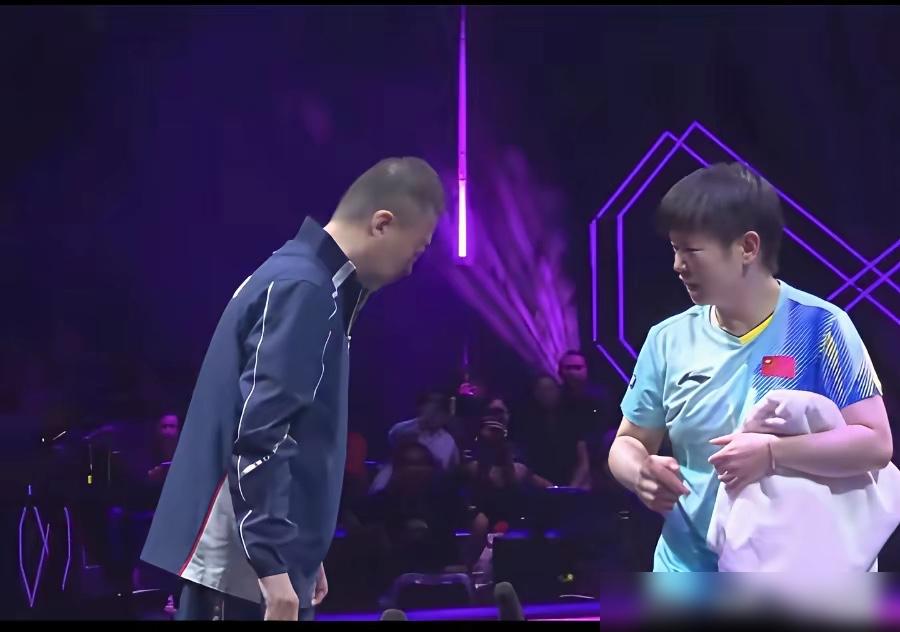 德班世乒赛夺冠当晚，孙颖莎直接把庆功宴鸽了，泡了1小时训练馆！
 
她盯着早田希