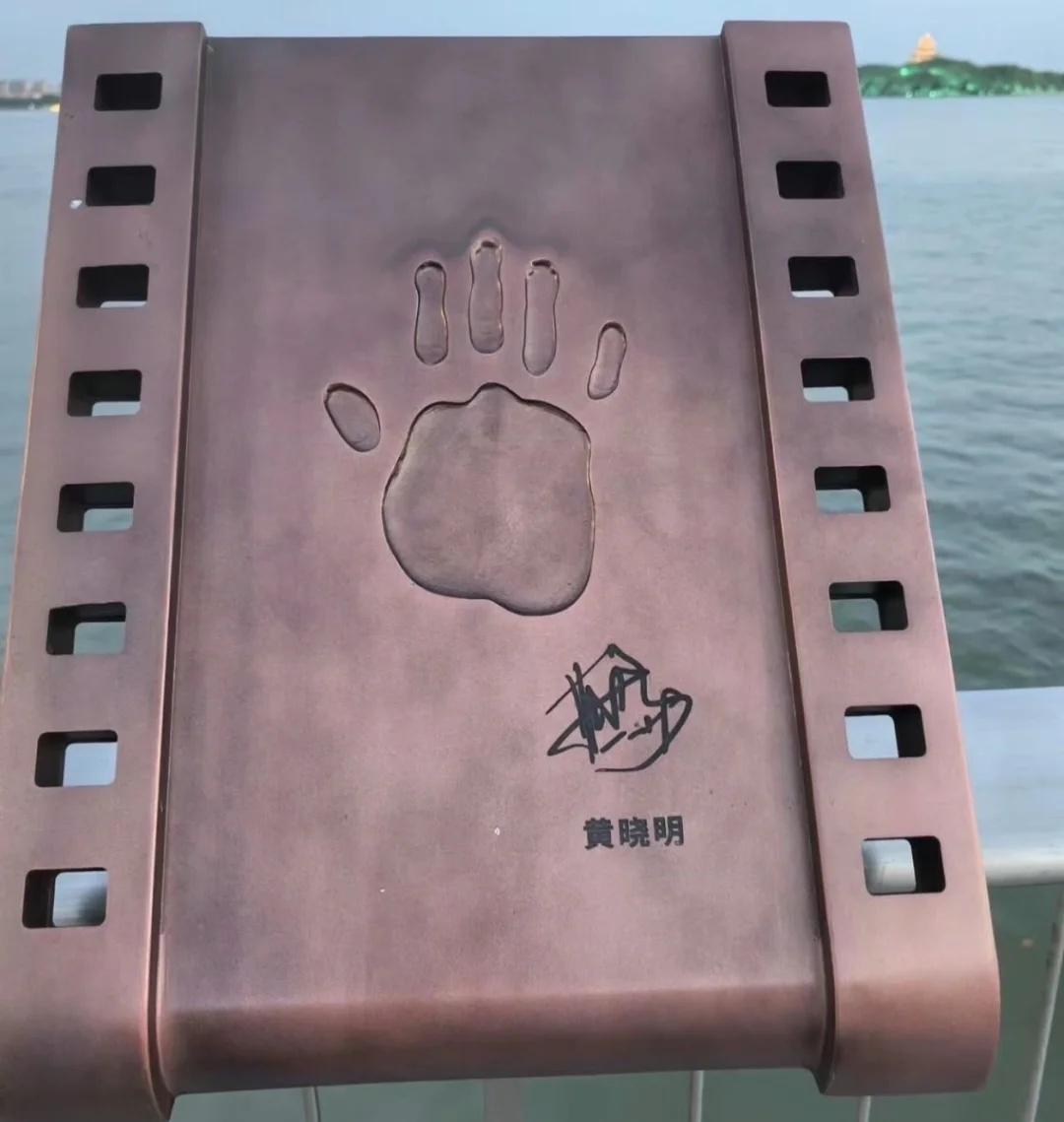 🤣明星手模对比！段奕宏的手掌印也太好看了
🤣明星手模对比！段奕宏的手掌印也太