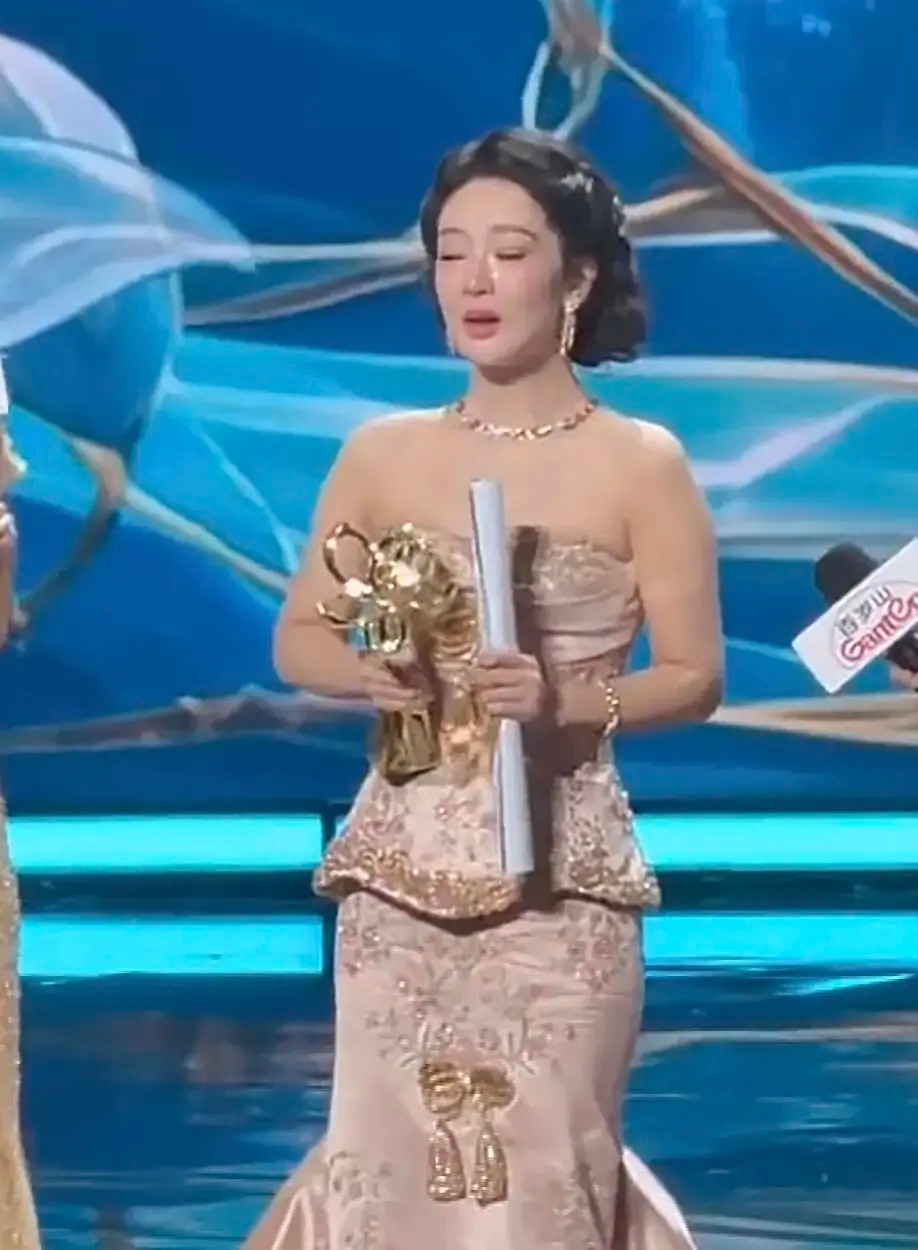 杨紫已经哭成泪人，对她来说确实是很大的肯定吧，其实她从童星来，转型花旦，现在回正