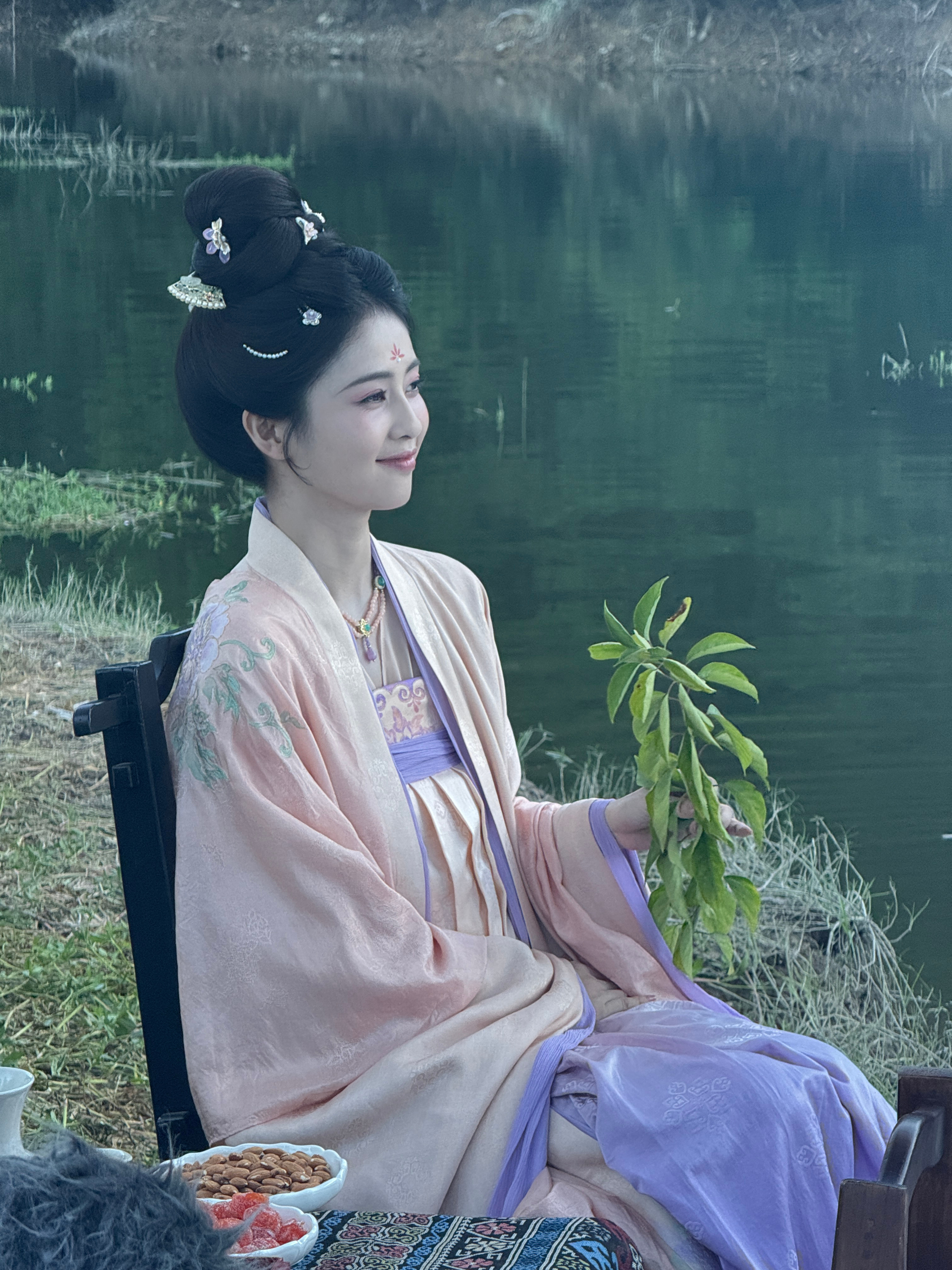 白鹿王韵娜片场plog白鹿在复制粘贴的时代，你是手写的诗
